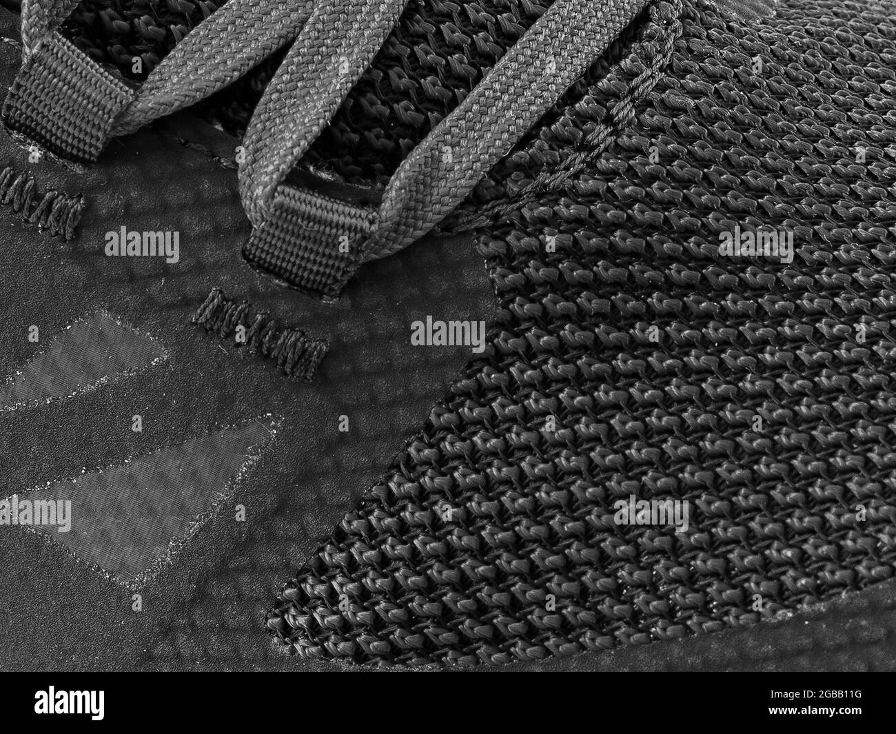 Fragment eines grauen Sneakers mit Kordelzug-Makro.Sneaker-Textur Stockfoto