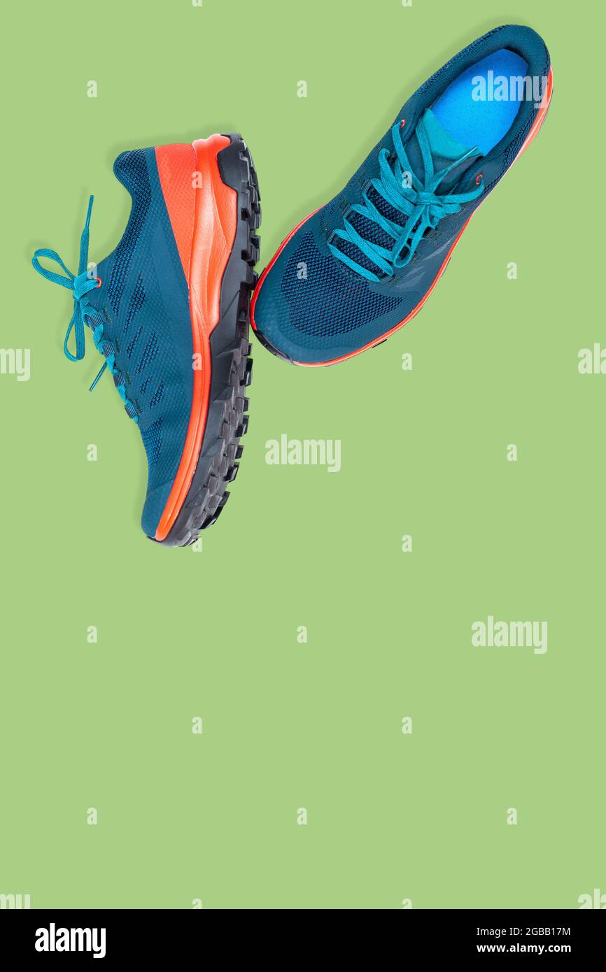 Blaue Sneaker auf grünem Hintergrund Stockfoto