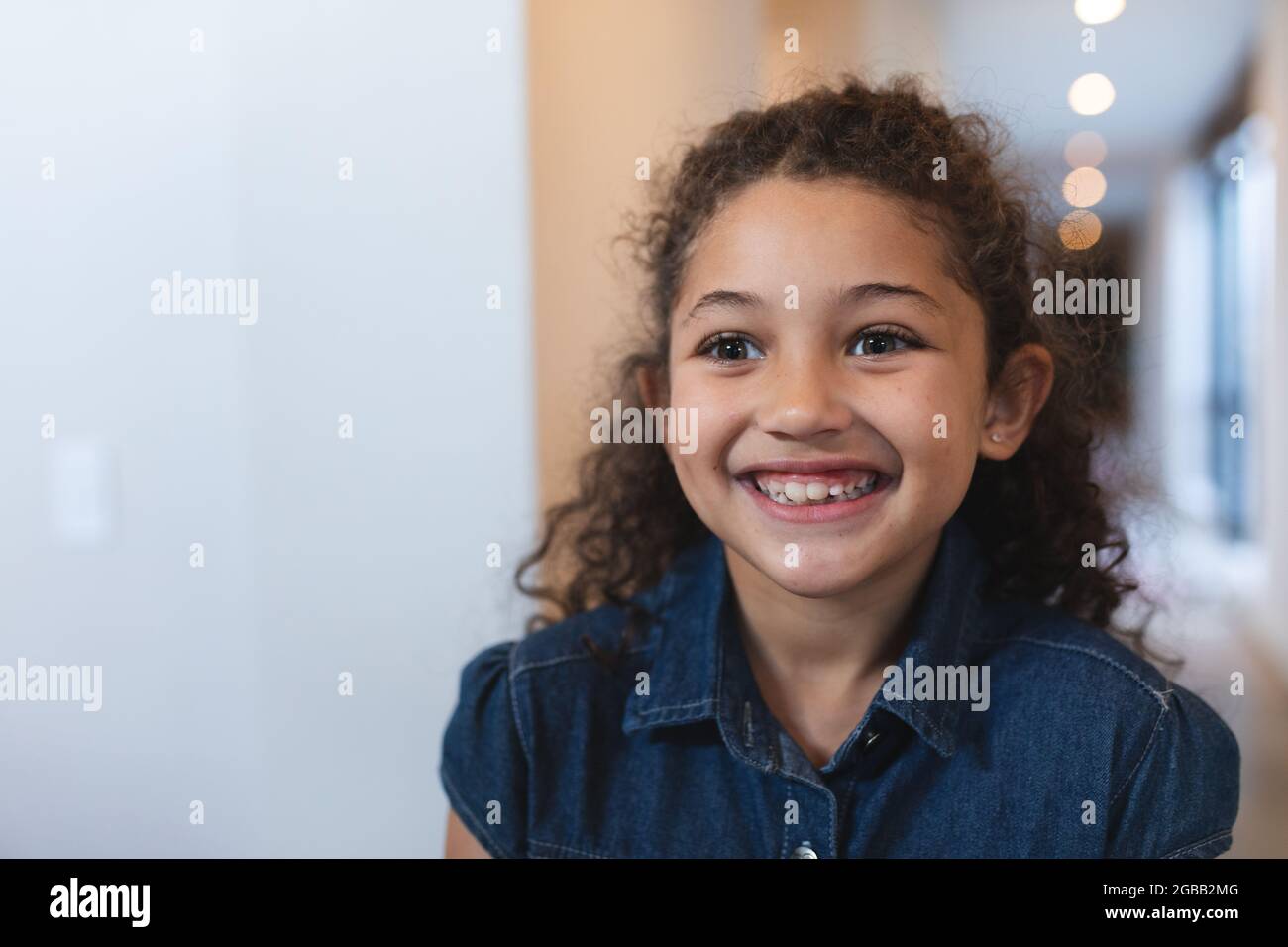 Porträt von glücklichen gemischten Rennen Mädchen Blick auf die Kamera Stockfoto