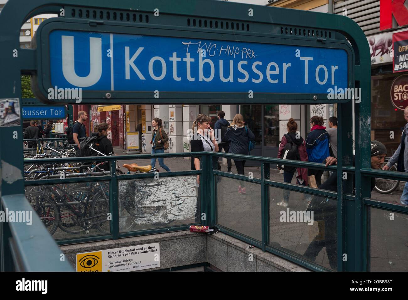 26.05.2016, Berlin, Deutschland, Europa - Alltagsszene am Eingang zur U-Bahnstation Kottbusser Tor im Stadtteil Kreuzberg. Stockfoto