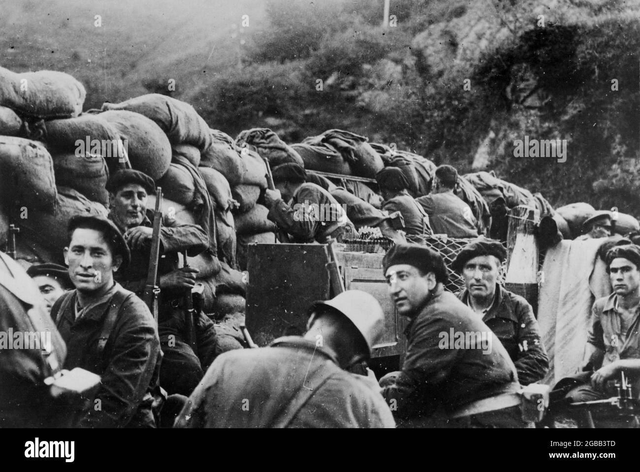 IRUN, SPANIEN - 1936 - Republikanische Soldaten und bewaffnete zivile Freiwillige (wahrscheinlich aus dem Baskenland und Bergleute aus Asturien) Mann eine Barrikade Dur Stockfoto