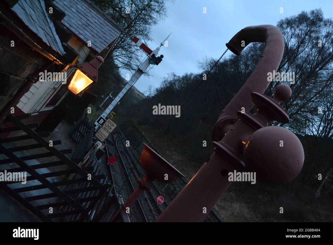 Goathland Station at Dusk on A Winters Night - North Yorkshire Heritage Railway - Steam Railway Station - Heartbeat Country - Großbritannien Stockfoto