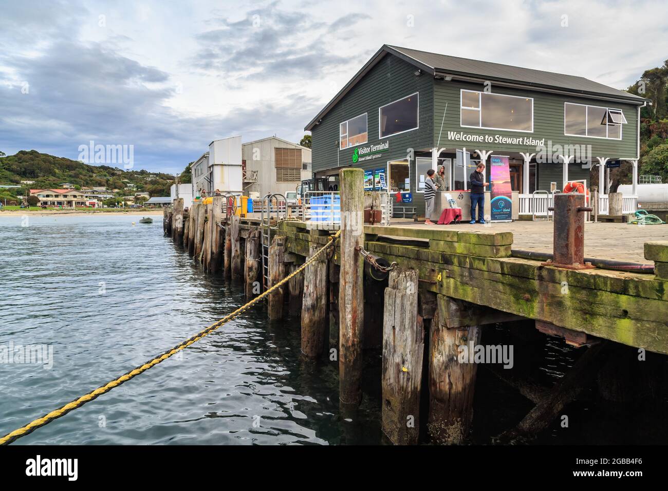 Das Besucherzentrum von Oban, der einzigen Stadt auf Stewart Island, Neuseeland, am Ende des Stadtwharf Stockfoto