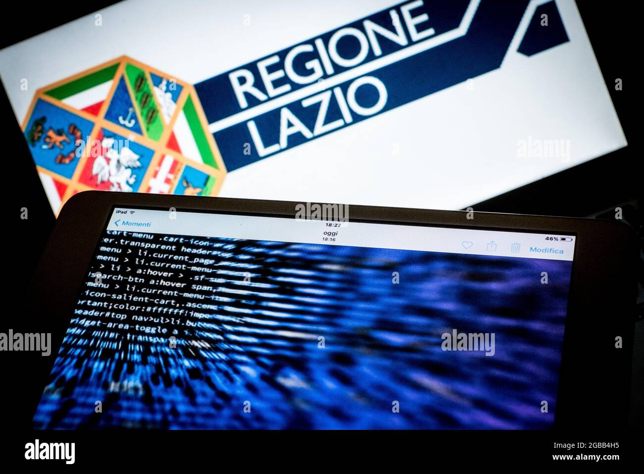 Rom, Italien. August 2021. Fotografische Komposition repräsentierte die Website der Region Latium, von der Rom ist Teil, wurde das Opfer eines Hackers auf seinen Computersystemen. Die Impfkampagne gegen COVID-19 in der Region wurde von dem Angriff getroffen, der am 01. August aus dem Ausland gestartet wurde, was zu einer Blockierung der Vorbehalte gegen COVID-19-Impfstoffe führte. (Foto: Andrea Ronchini/Pacific Press/Sipa USA) Quelle: SIPA USA/Alamy Live News Stockfoto