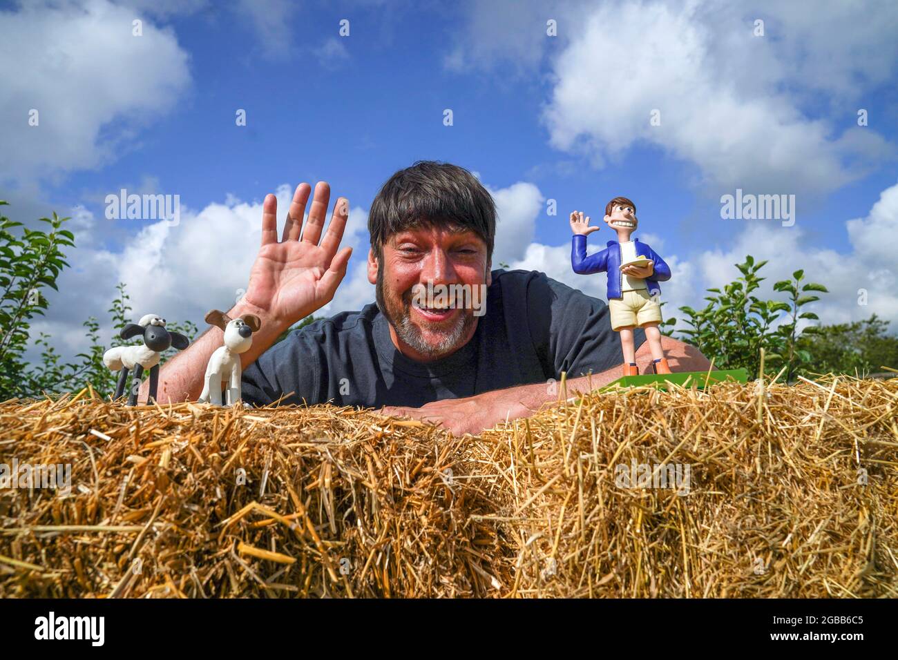Der ehemalige Blur-Bassist Alex James trifft auf der Churchill Heath Farm  in Kingham, Chipping Norton, eine Modellversion von sich selbst. Bilddatum:  Dienstag, 3. August 2021 Stockfotografie - Alamy