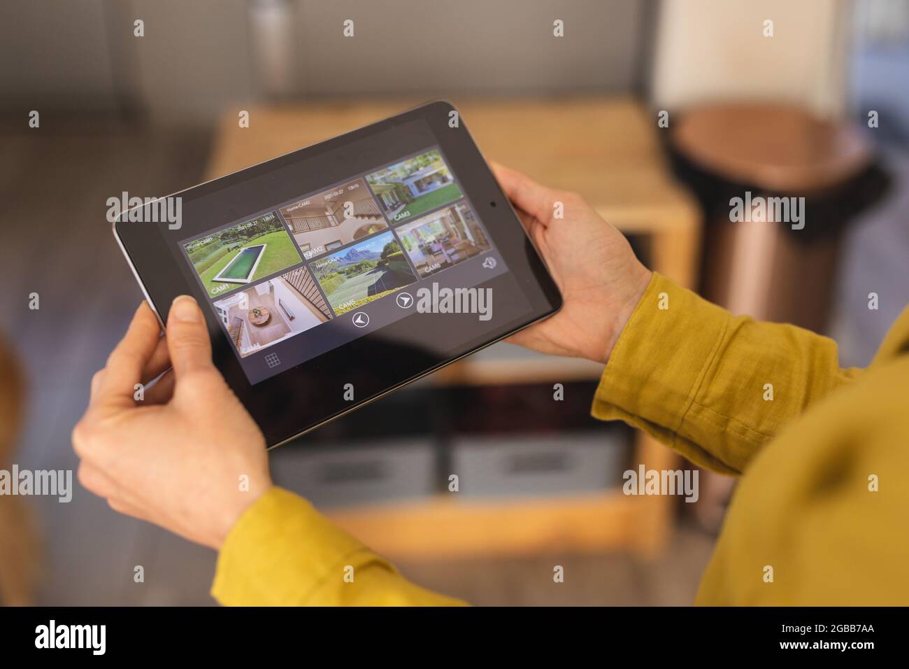 Kaukasische Frau mit gelbem Hemd und Tablet Stockfoto