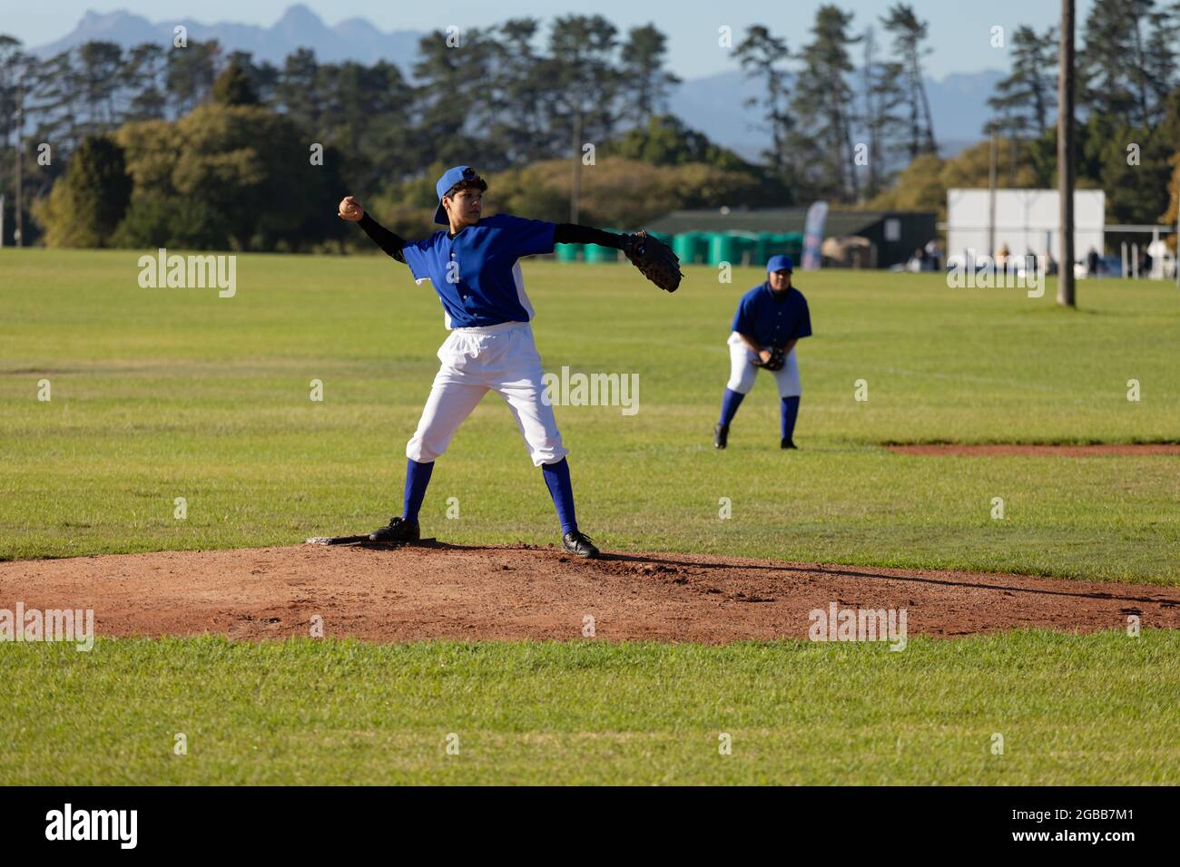 Gemischtes Rennen weibliche Baseballkrug auf sonnigen Baseballfeld werfen Ball während des Spiels Stockfoto