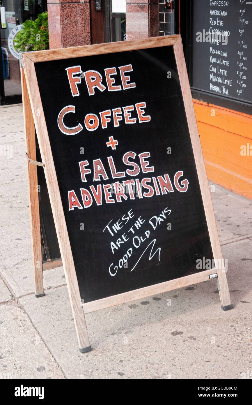 Ein lustiges Schild vor dem HOTEL SIND DIE GUTEN ALTEN KAFFEESTAKEN in der Steinway Street in Astoria, Queens, New York City. Stockfoto