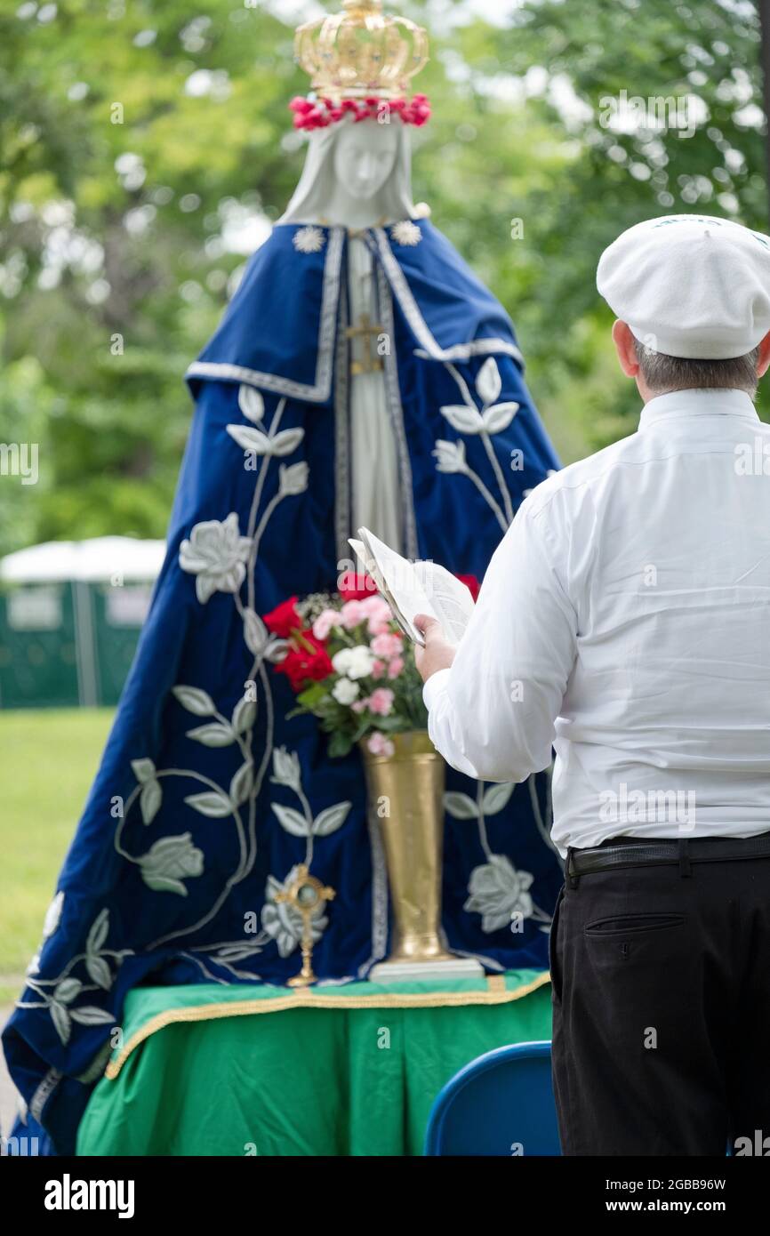 Ein frommer römisch-katholischer Mann betet auf dem Gelände des Vatikanischen Pavillons im Flushing Meadows Park, wo Maria und Jesus Veronica Lueken erschienen. New York City. Stockfoto