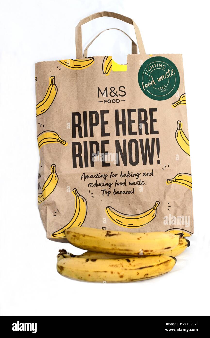 Marks und Spencer schneiden Lebensmittelabfälle durch den Verkauf von extra reifen Bananen zu niedrigen Preisen in Papiertüten komplett mit entsprechenden Rezepten auf der Rückseite.U gedruckt Stockfoto