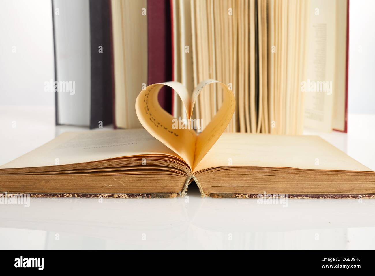 National Book Lovers Day. August 9. Das Buch öffnet sich, und die Buchseite rollt ins Herz Stockfoto