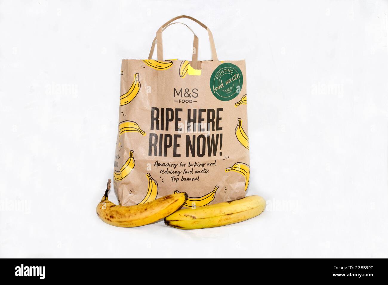 Marks und Spencer schneiden Lebensmittelabfälle durch den Verkauf von extra reifen Bananen zu niedrigen Preisen in Papiertüten komplett mit entsprechenden Rezepten auf der Rückseite.U gedruckt Stockfoto