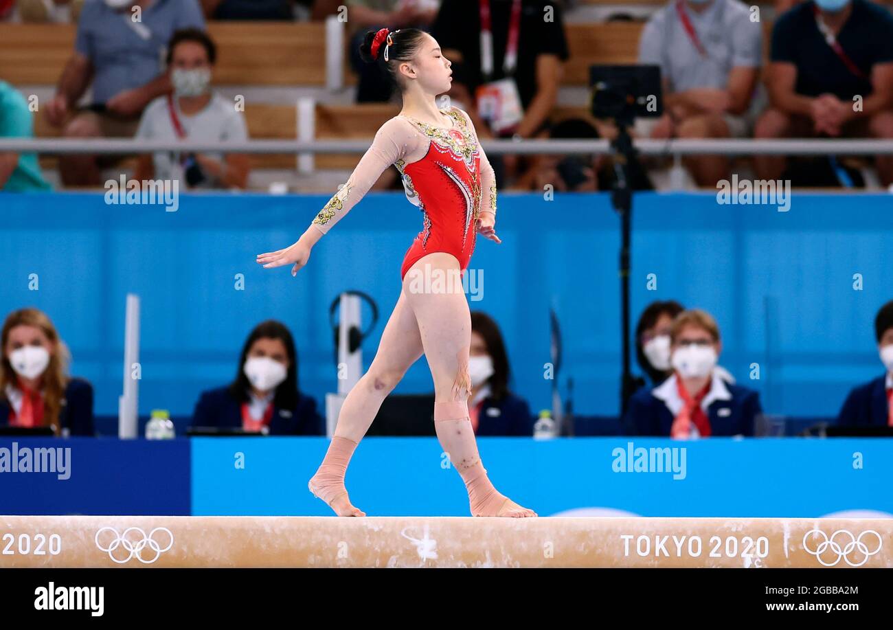 (210803) -- TOKIO, 3. August 2021 (Xinhua) -- Guan Chenchen aus China tritt während des Finales des Kunstturnen-Frauenbalkens bei den Olympischen Spielen 2020 in Tokio, Japan, am 3. August 2021 an. (Xinhua/Lan Hongguang) Stockfoto
