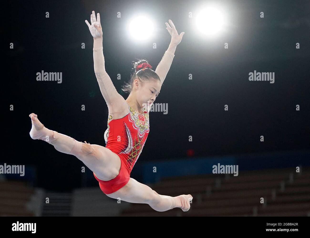 (210803) -- TOKIO, 3. August 2021 (Xinhua) -- Guan Chenchen aus China tritt während des Finales des Kunstturnen-Frauenbalkens bei den Olympischen Spielen 2020 in Tokio, Japan, am 3. August 2021 an. (Xinhua/Cheng Min.) Stockfoto