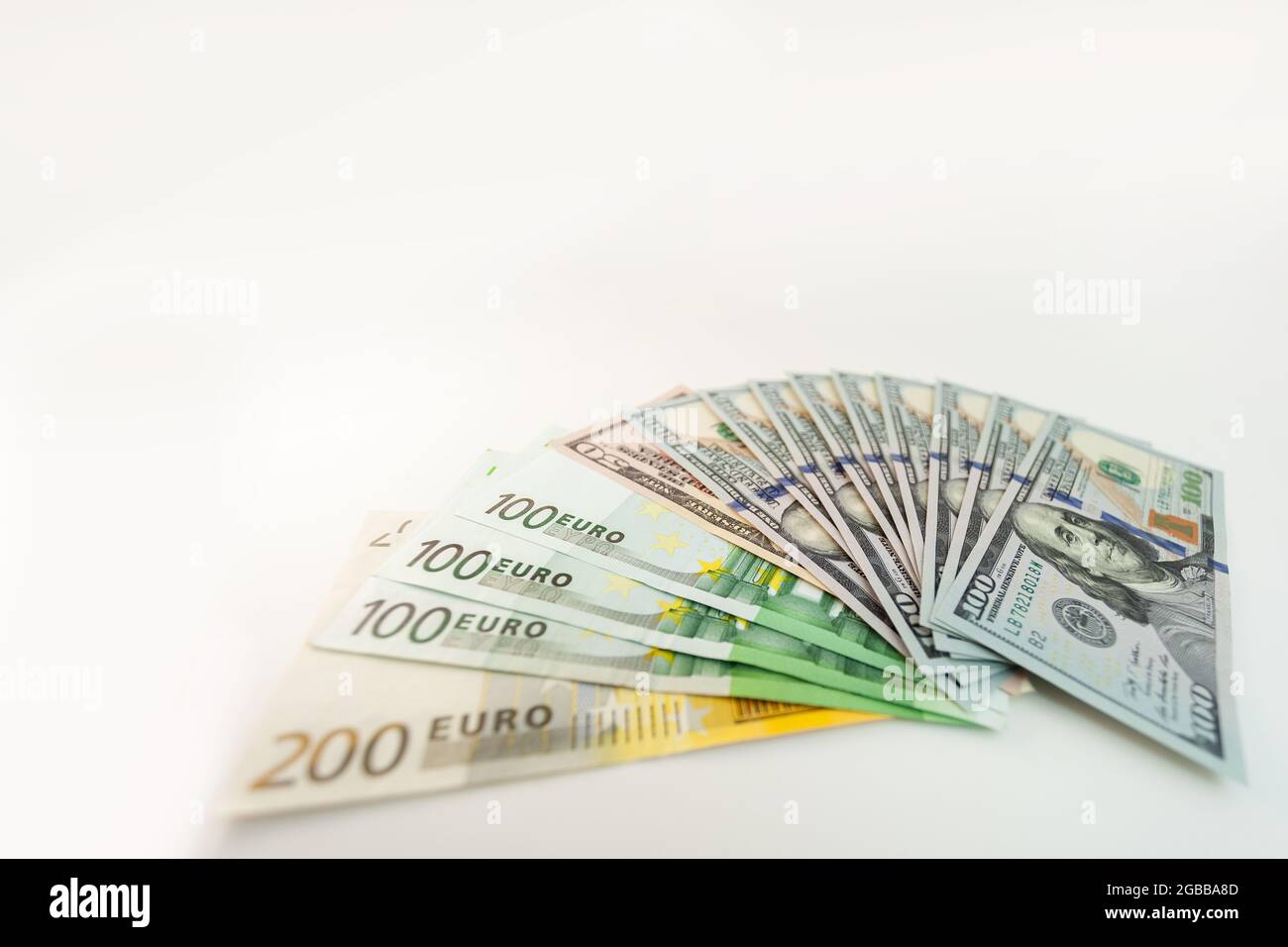 euro- und Dollar-Banknoten auf isoliertem weißem Hintergrund Stockfoto