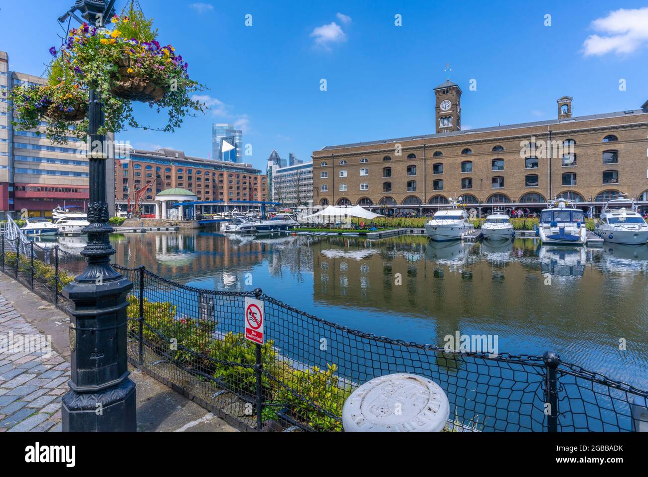 Blick auf St. Katherine Dock und die Stadt im Hintergrund, London, England, Großbritannien, Europa Stockfoto