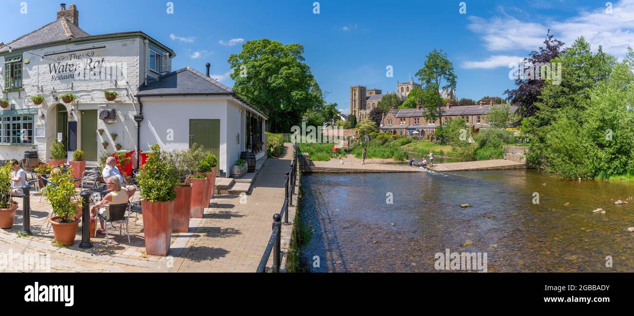 Blick auf die Kathedrale von Ripon und das öffentliche Haus der Wasserrat am Ufer des Flusses Skell, Ripon, North Yorkshire, England, Vereinigtes Königreich, Europa Stockfoto