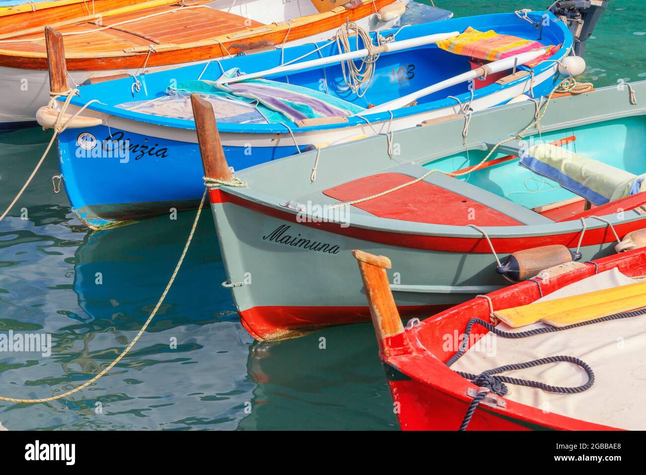 Hafen und Boote, Vernazza, Cinque Terre, UNESCO-Weltkulturerbe, Ligurien, Italien, Europa Stockfoto