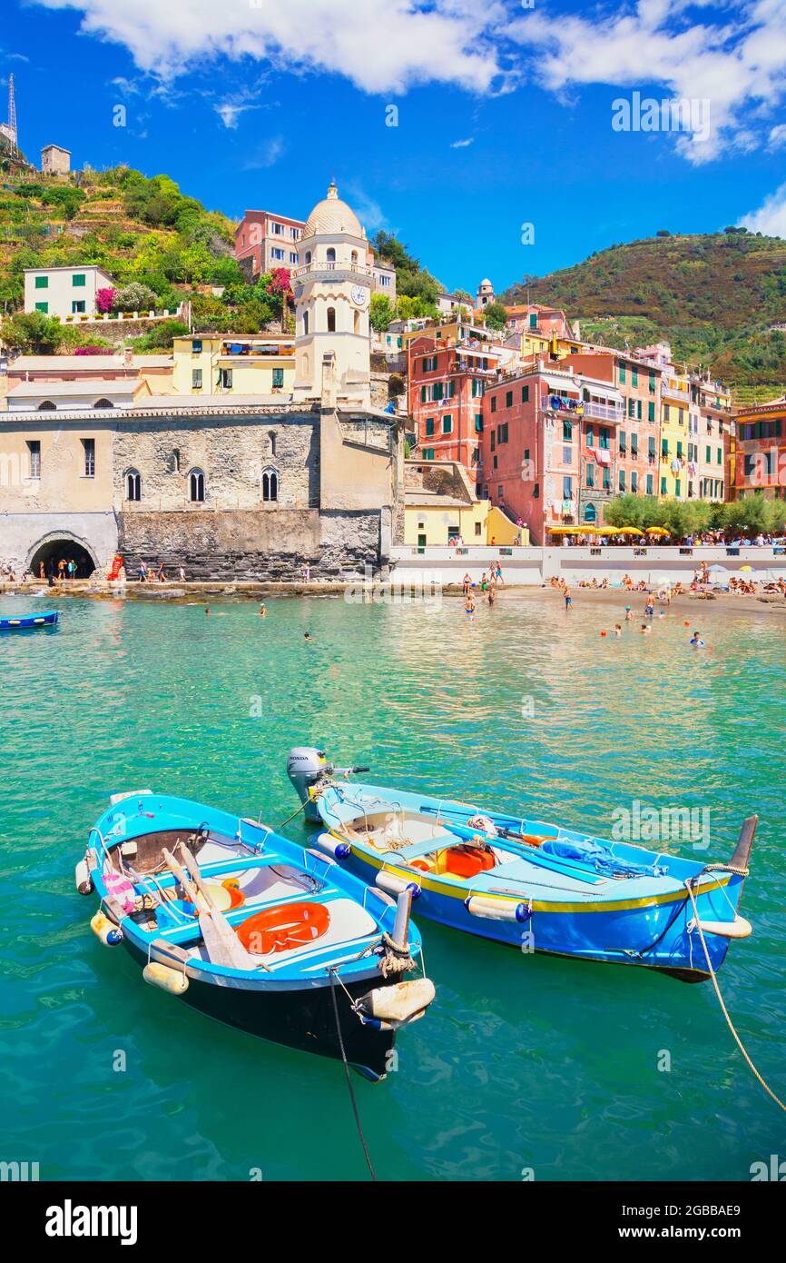 Fischerboote und Hafen, Vernazza, Cinque Terre, UNESCO-Weltkulturerbe, Ligurien, Italien, Europa Stockfoto