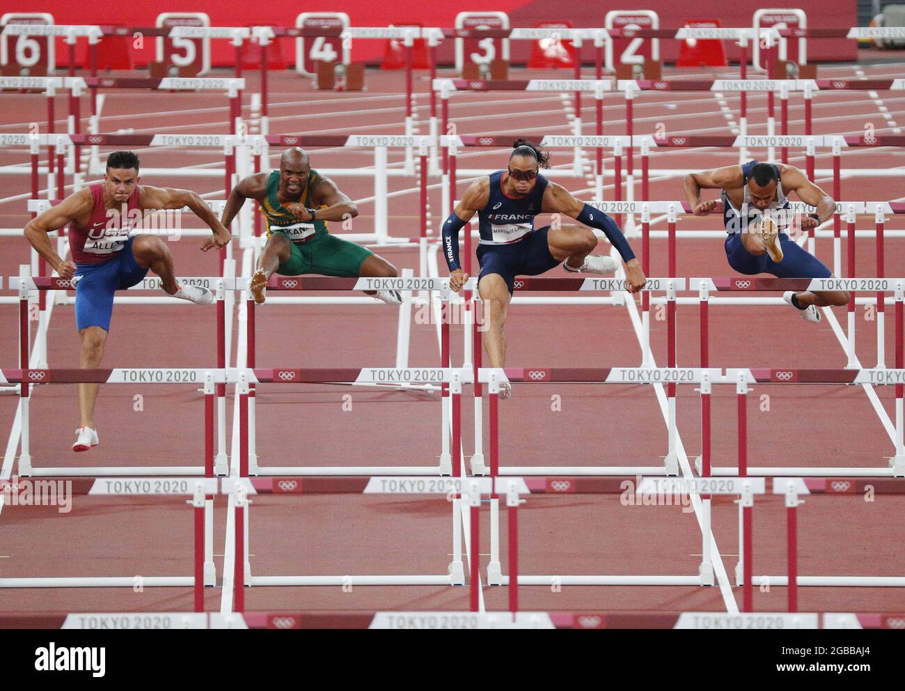 Tokio, Japan. August 2021. Antonio Alkana aus Südafrika und Devon Allen aus den USA treten bei den Olympischen Sommerspielen 2020 in Tokio, Japan, am Dienstag, den 3. August 2021, in Runde 1 der 110-m-Hürden der Männer an. Foto von Bob Strong/UPI Credit: UPI/Alamy Live News Stockfoto