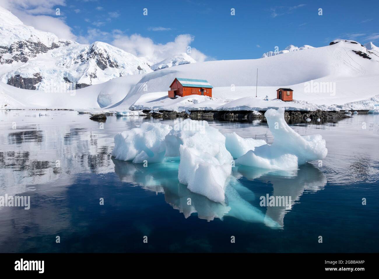 Das Bootshaus an der argentinischen Forschungsstation Base Brown, Paradise Bay, Antarktis, Polarregionen Stockfoto