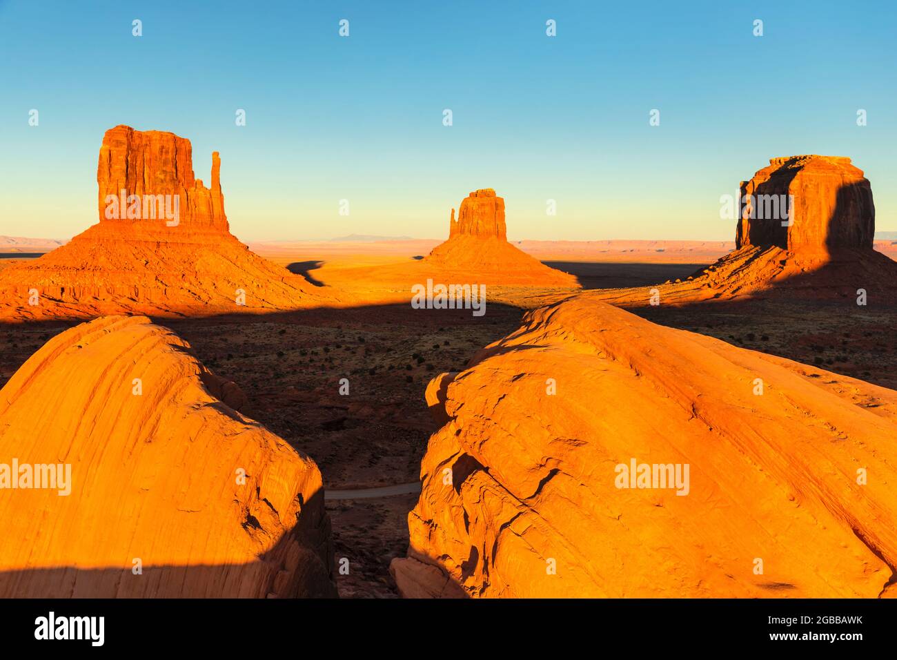 Monument Valley mit West Mitten Butte, East Mitten Butte und Merrick Butte, Monument Valley Tribal Park, Arizona, USA Stockfoto