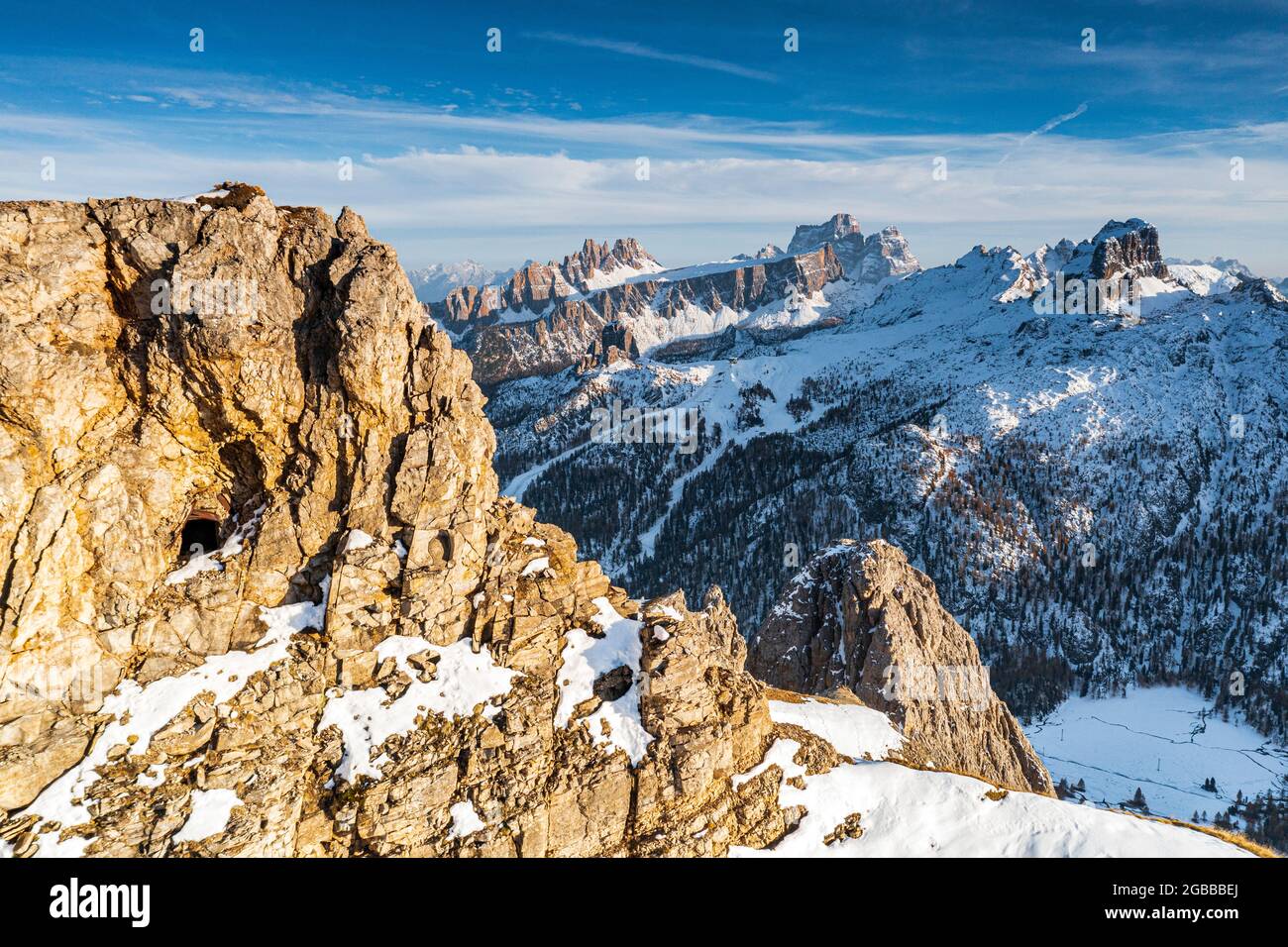 Felstunnel des Ersten Weltkriegs auf dem Lagazuoi mit den Gipfeln von Pelmo und Nuvolau im Hintergrund, Luftaufnahme, Naturpark der Ampezzo-Dolomiten, Italien Stockfoto