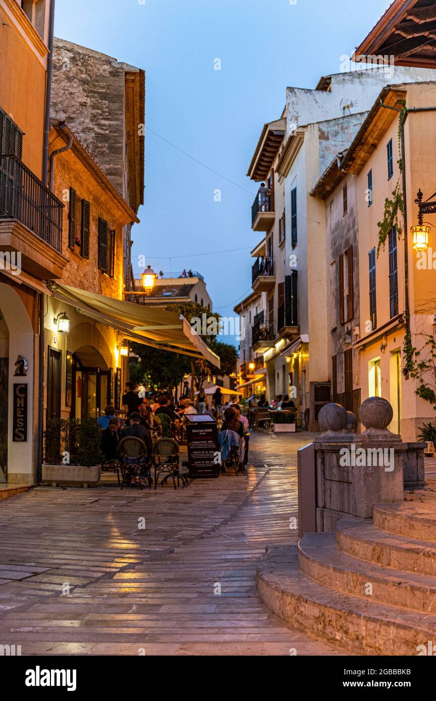 Historische Altstadt von Alcudia bei Nacht, Mallorca, Balearen, Spanien, Mittelmeer, Europa Stockfoto