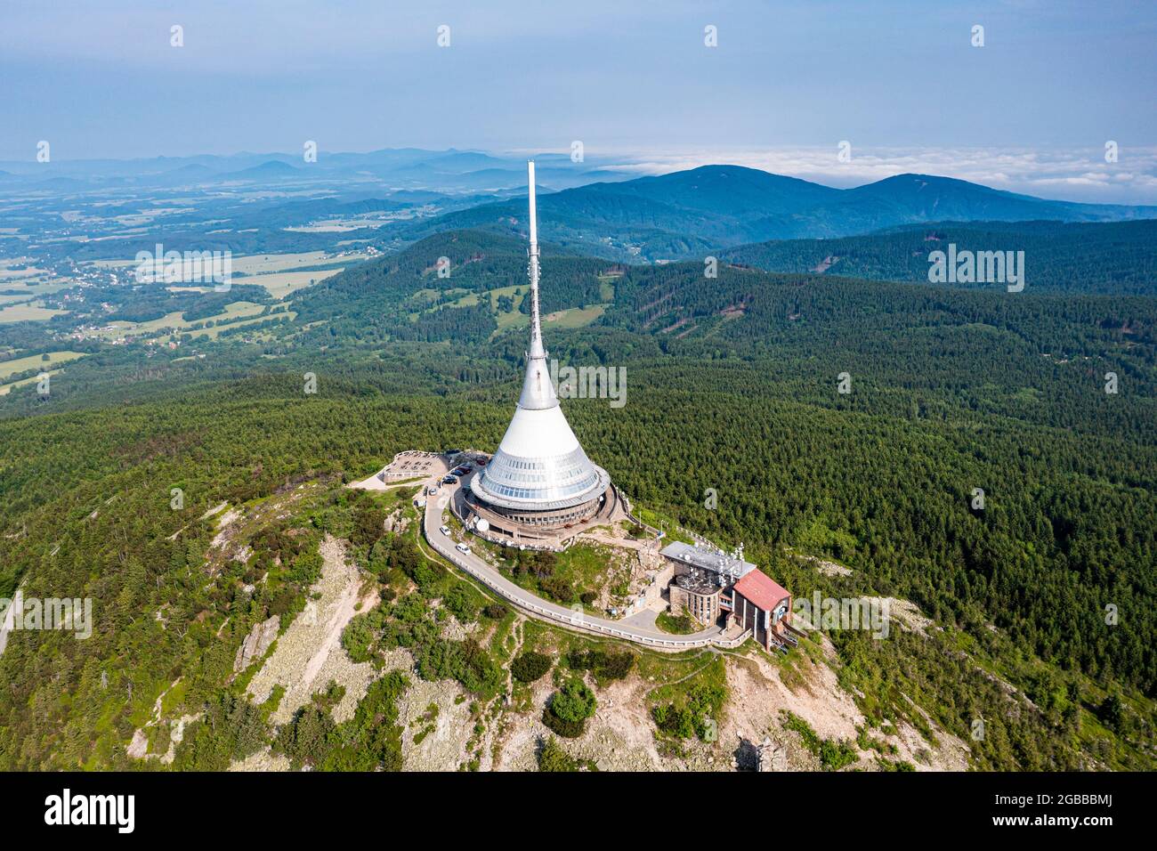 Luftaufnahme des Jested Tower, Fernsehturm und Hotel, dem höchsten Berggipfel des Jested-Kozakov Ridge, Jested, Tschechische Republik, Europa Stockfoto