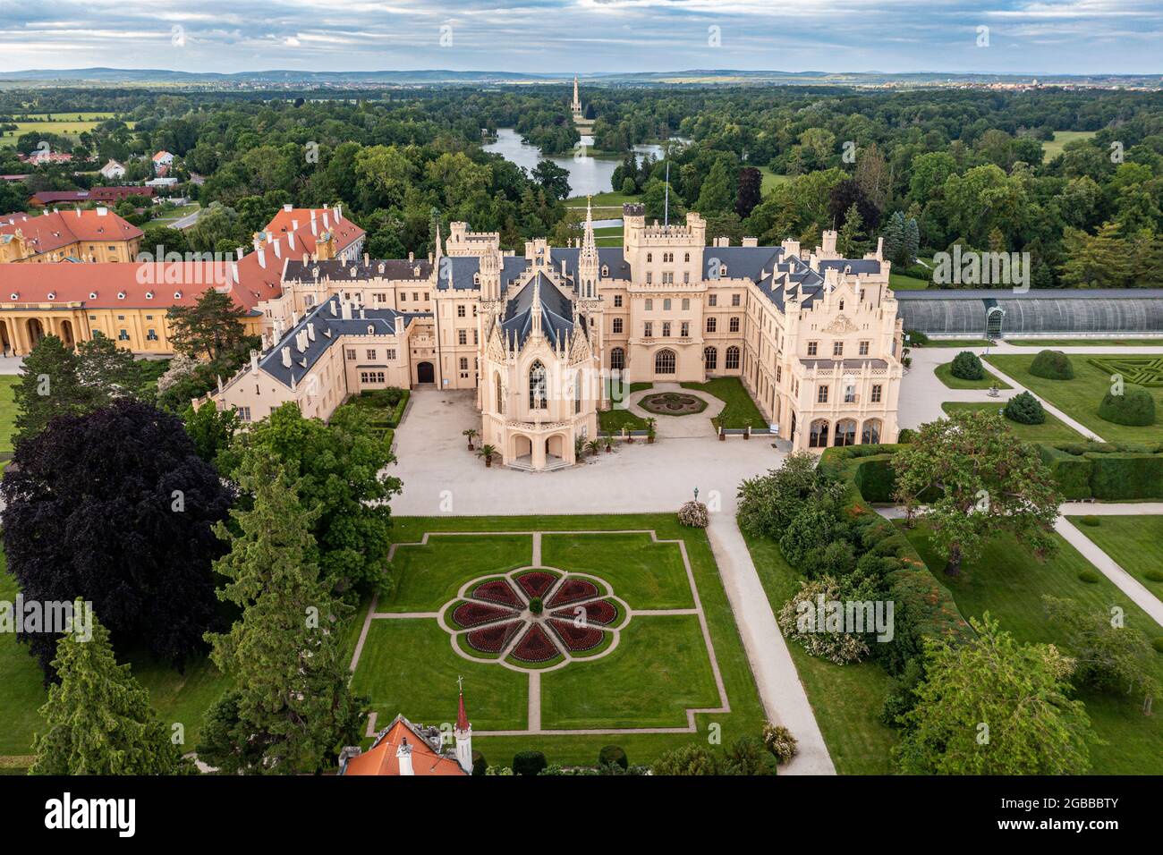 Luftaufnahme des Palastes Lednice, Kulturlandschaft Lednice-Valtice, UNESCO-Weltkulturerbe, Südmähren, Tschechische Republik, Europa Stockfoto