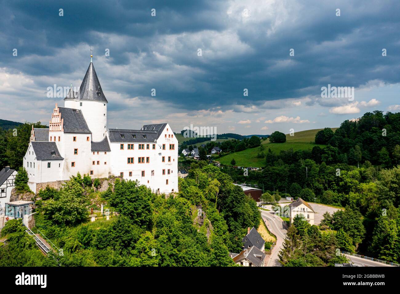 Luftbild von St. Georgen Kirche und Schloss, Stadt Schwarzenberg, Erzgebirge, UNESCO-Weltkulturerbe, Sachsen, Deutschland, Europa Stockfoto