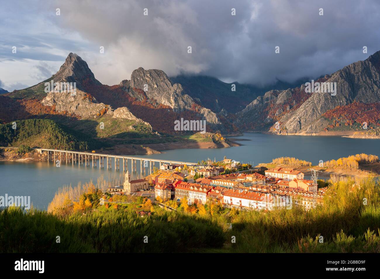 Riano Stadtbild bei Sonnenaufgang mit Gebirgslandschaft im Herbst im Picos de Europa Nationalpark, Leon, Spanien, Europa Stockfoto