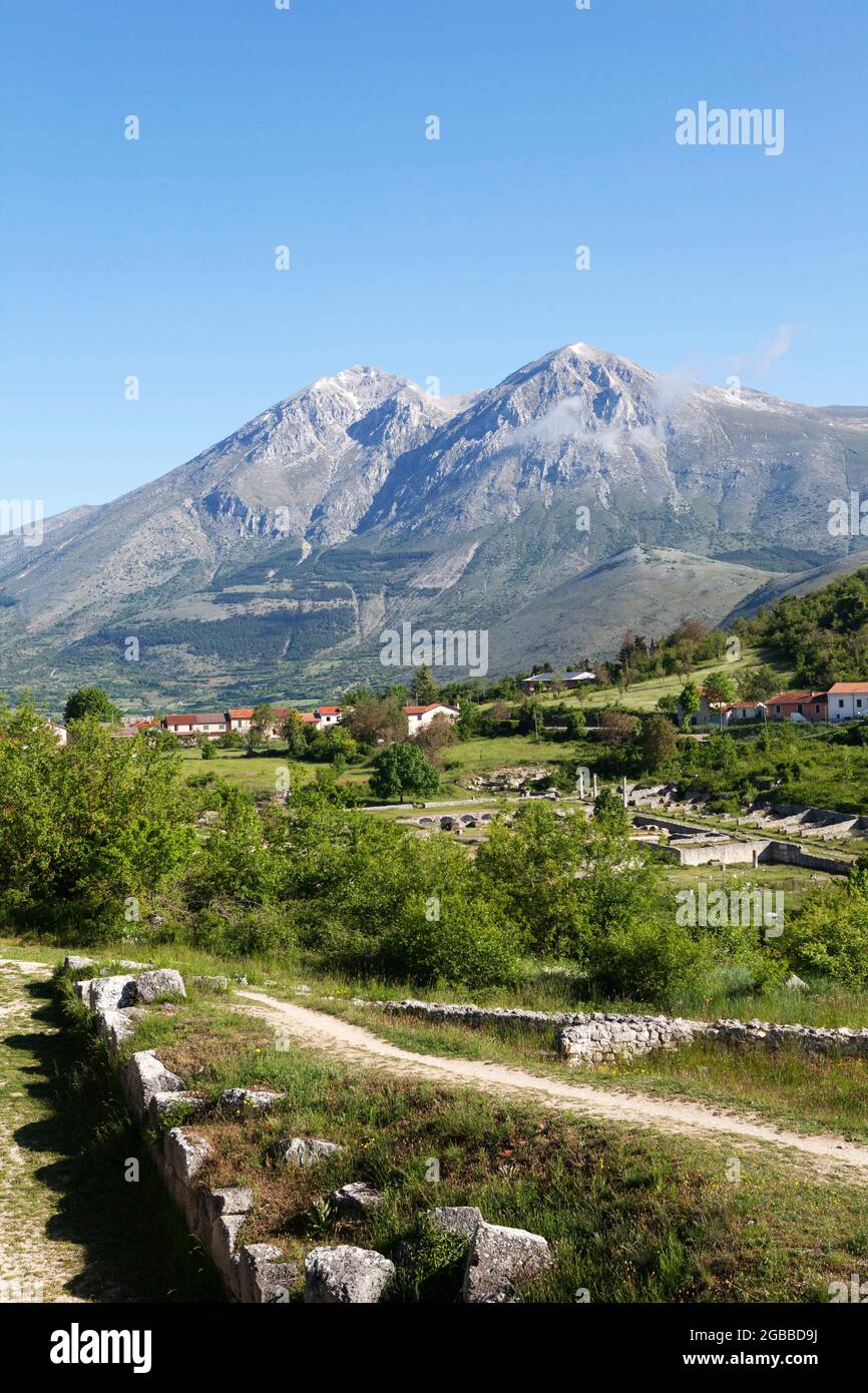 Blick auf Alba Fucens mit dem Monte Velino im Hintergrund, Abruzzen, Italien, Europa Stockfoto