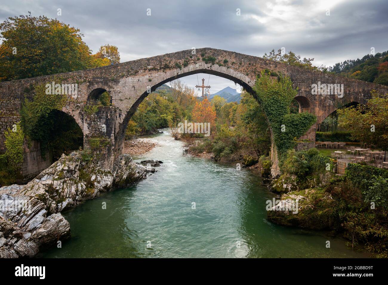 Cangas de Onis ist eine historische mittelalterliche römische Brücke über den Fluss Sella im Nationalpark Picos de Europa, Asturien, Spanien, Europa Stockfoto