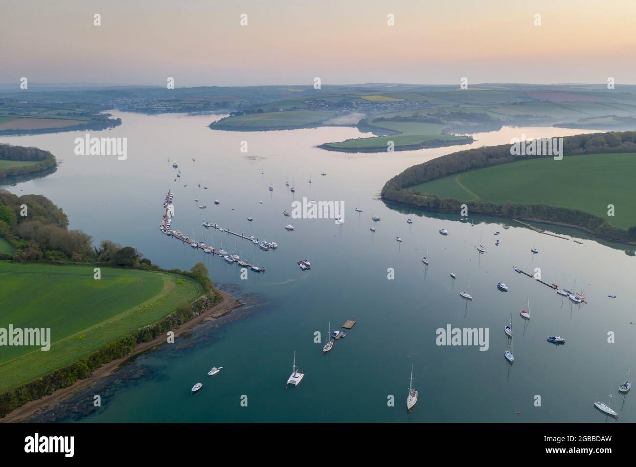 luftaufnahme der Kingsbridge Mündung bei Sonnenaufgang im Frühjahr, Salcombe, South Hams, Devon, England, Vereinigtes Königreich, Europa Stockfoto