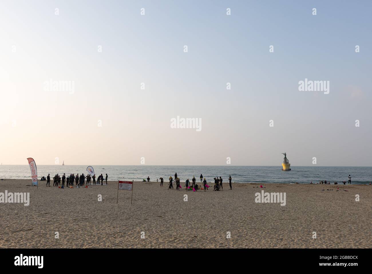 Am Morgen wärmen sich viele Scubas am Haeundae-Strand in Busan, Korea Stockfoto