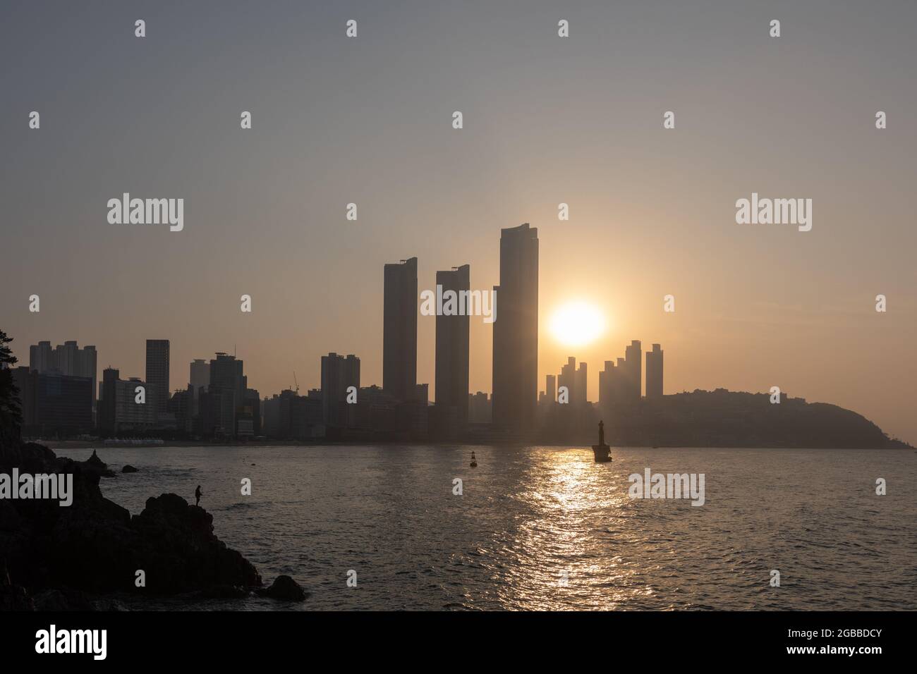 Wunderschöne Landschaft mit Sonnenaufgang am Haeundae Beach, Busan, Korea Stockfoto