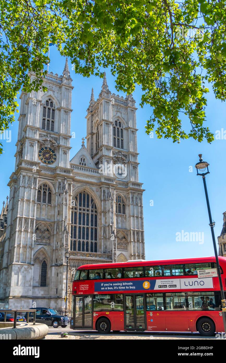 Blick auf den traditionellen roten Bus und die von grünem Laub umrahmte Westminster Cathedral, Westminster, London, England, Großbritannien, Europa Stockfoto