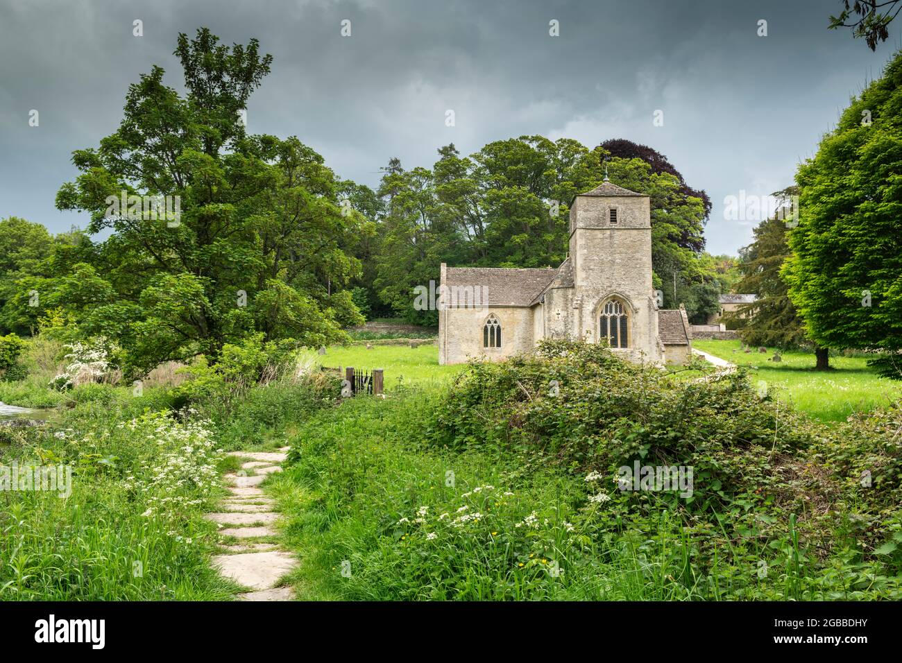 St. Michael and St. Martin's Church im Frühjahr im Cotswolds-Dorf Eastleach Turville, Gloucestershire, England, Großbritannien, Europa Stockfoto