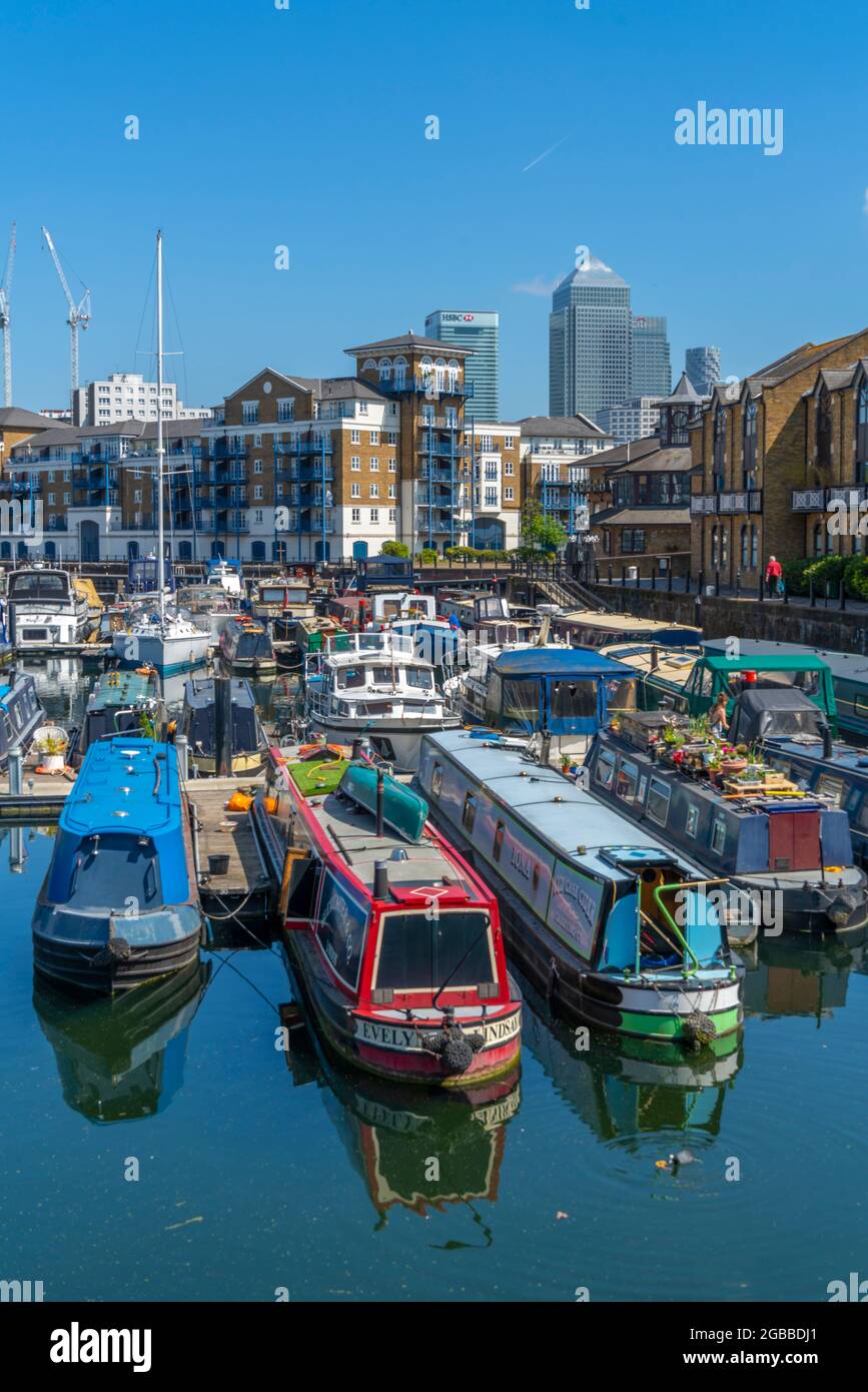 Blick auf die Kanalboote in der Marina am Limehouse Basin und Canary Wharf im Hintergrund, Limehouse, London, England, Vereinigtes Königreich, Europa Stockfoto