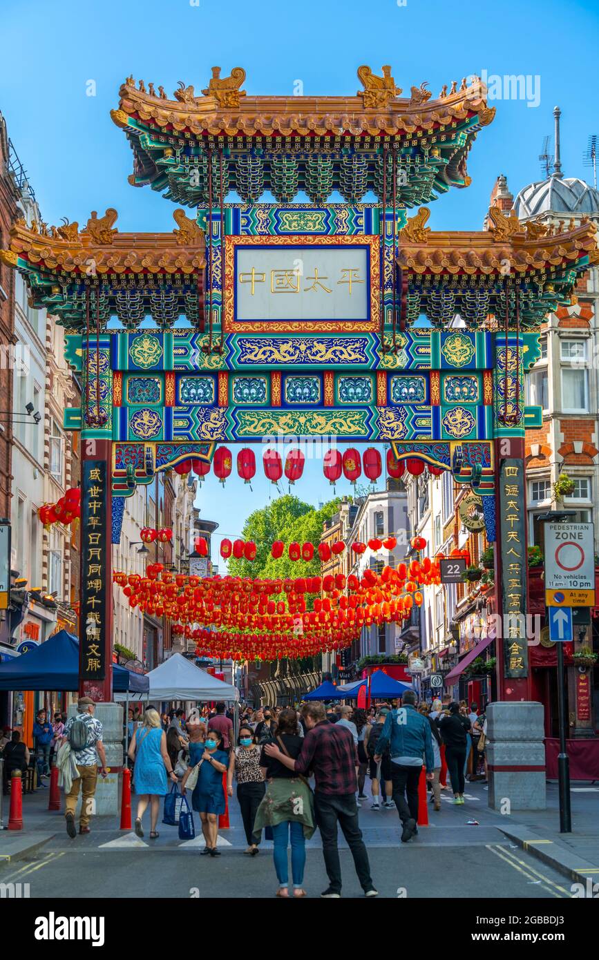 Blick auf das farbenfrohe Chinatown Gate nach Chinatown, London, England, Großbritannien, Europa Stockfoto