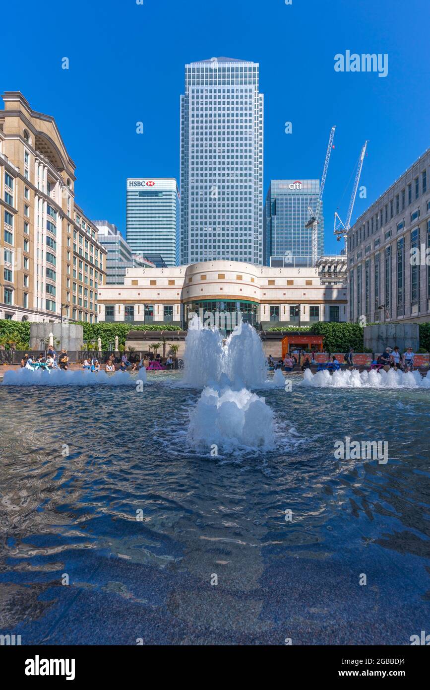 Blick auf Canary Wharf hohe Gebäude und Brunnen, Docklands, London, England, Vereinigtes Königreich, Europa Stockfoto