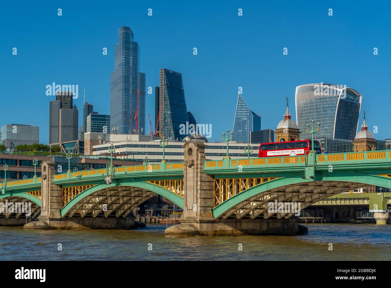 Blick auf die Southwark Bridge und die City of London im Hintergrund, London, England, Großbritannien, Europa Stockfoto