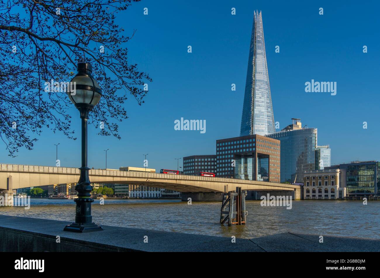 Blick auf den Shard, die London Bridge und die Themse vom Thames Path aus, London, England, Großbritannien, Europa Stockfoto