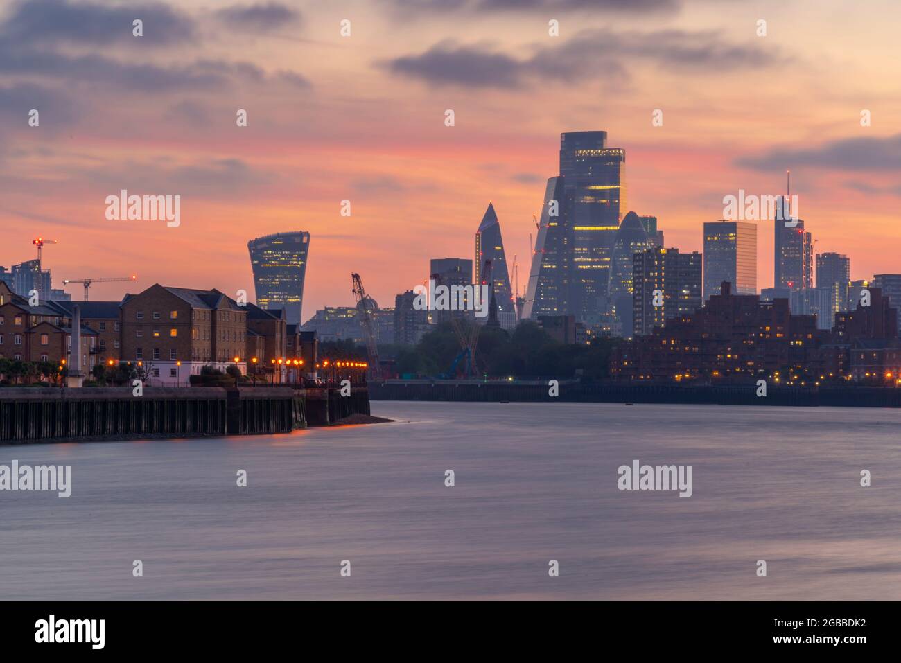 Blick auf die Skyline der Stadt bei Sonnenuntergang vom Themse Path aus, London, England, Großbritannien, Europa Stockfoto