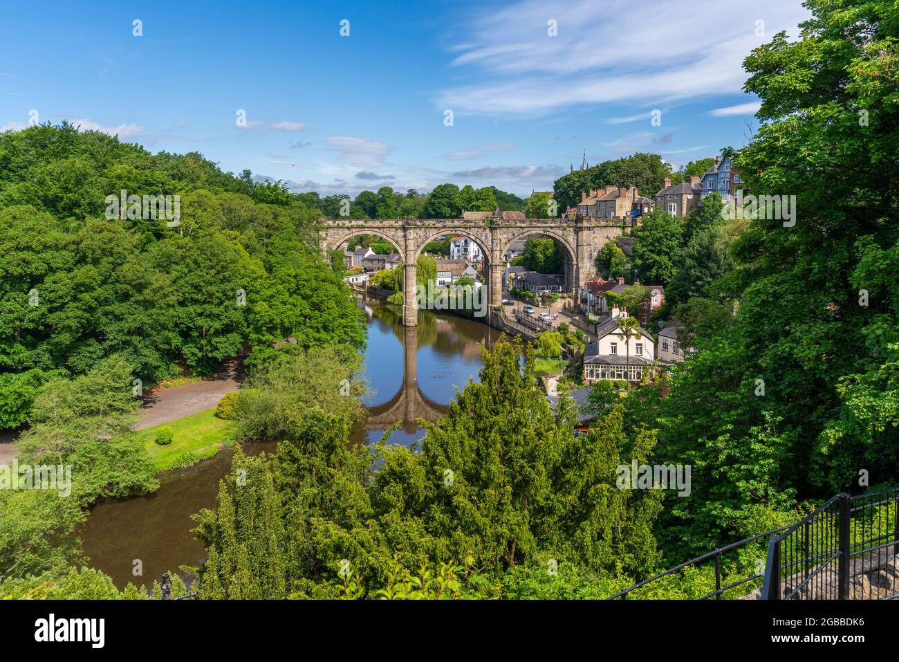 Blick auf das Viadukt von Knaresborough und den Fluss Nidd vom Castle aus, Knaresborough, North Yorkshire, England, Vereinigtes Königreich, Europa Stockfoto