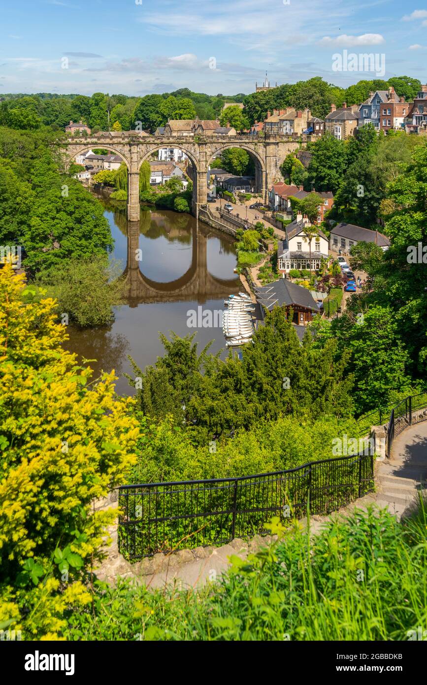 Blick auf das Viadukt von Knaresborough und den Fluss Nidd vom Weg zum Schloss, Knaresborough, North Yorkshire, England, Vereinigtes Königreich, Europa Stockfoto