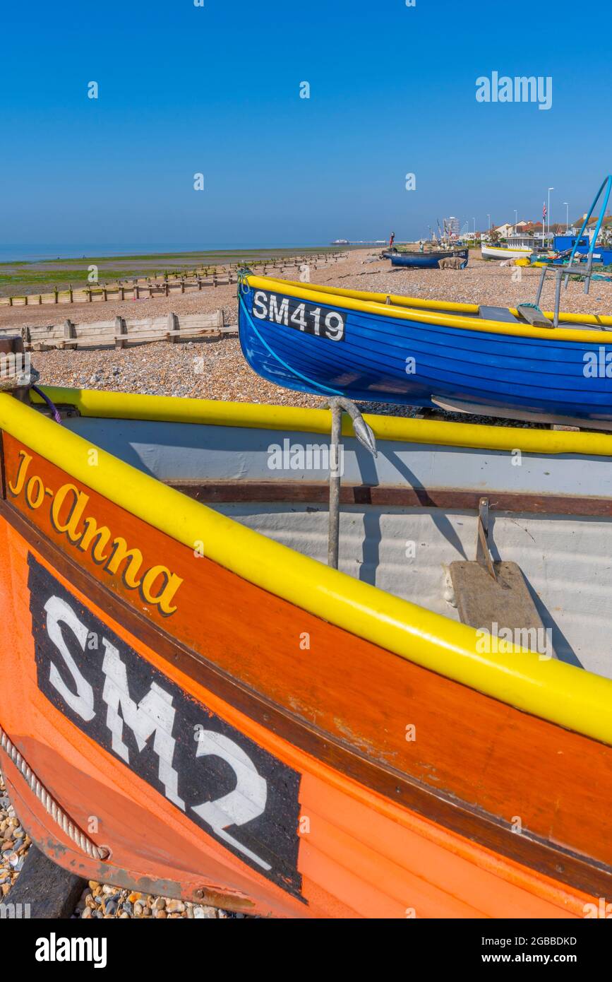 Blick auf bunte Fischerboote am Worthing Beach, Worthing, West Sussex, England, Vereinigtes Königreich, Europa Stockfoto