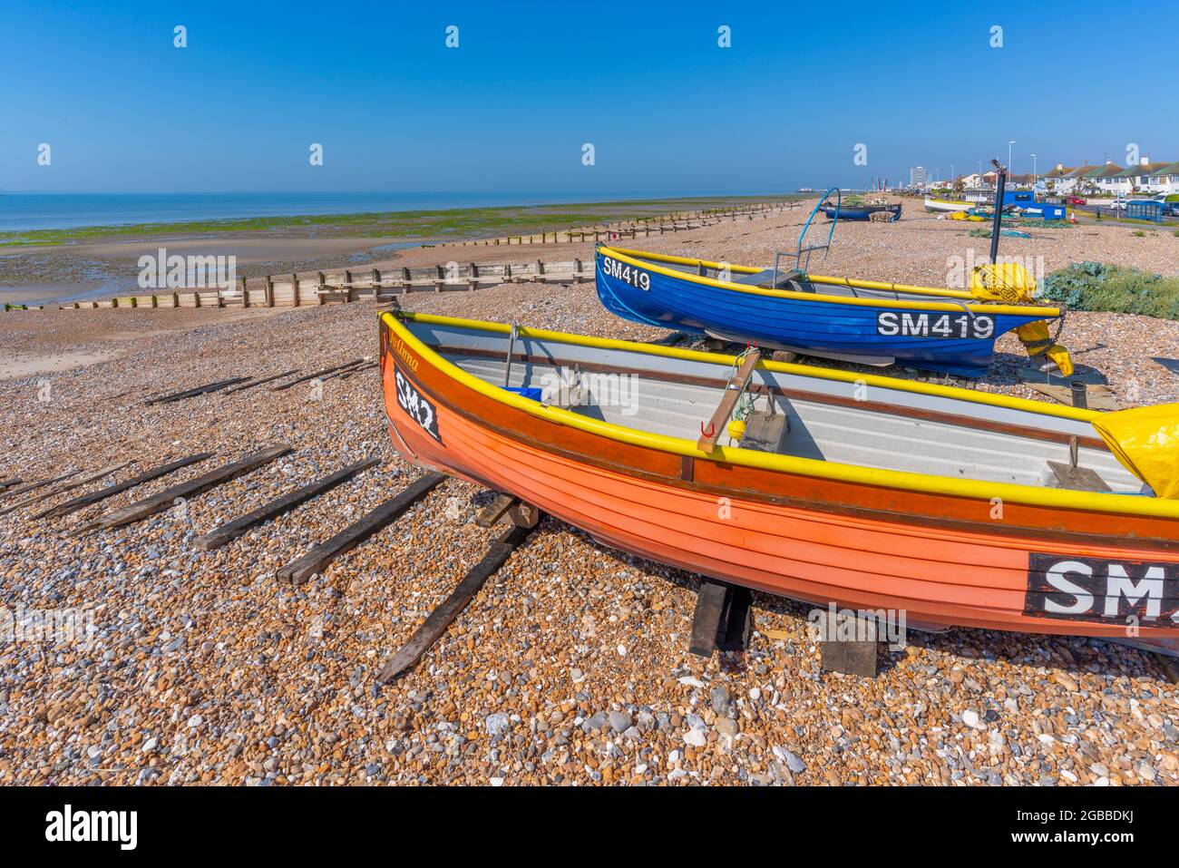 Blick auf bunte Fischerboote am Worthing Beach, Worthing, West Sussex, England, Vereinigtes Königreich, Europa Stockfoto