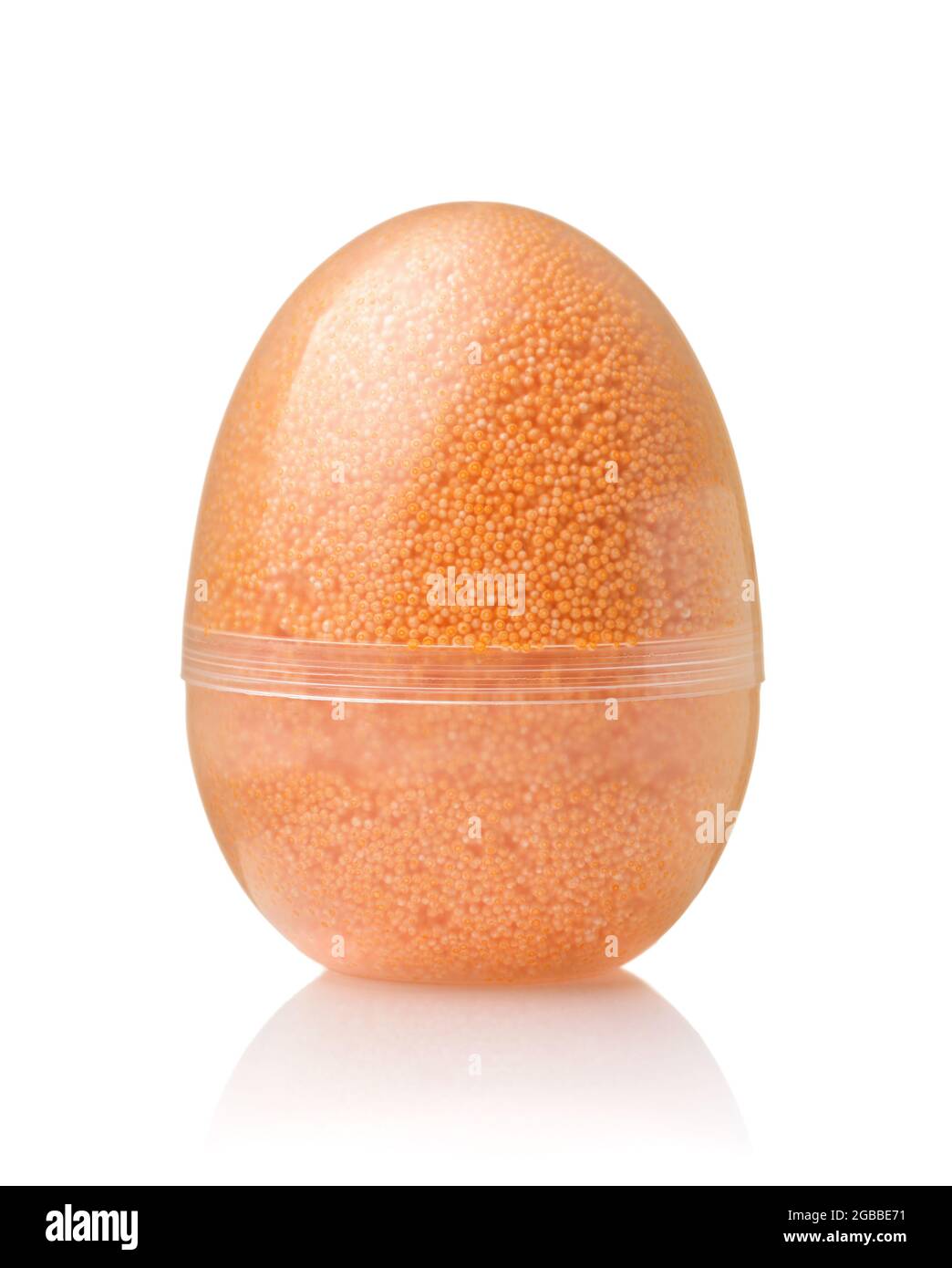 Vorderansicht eines transparenten Eierbehälters voller orangefarbener modellierter Schaumperlen, isoliert auf Weiß Stockfoto
